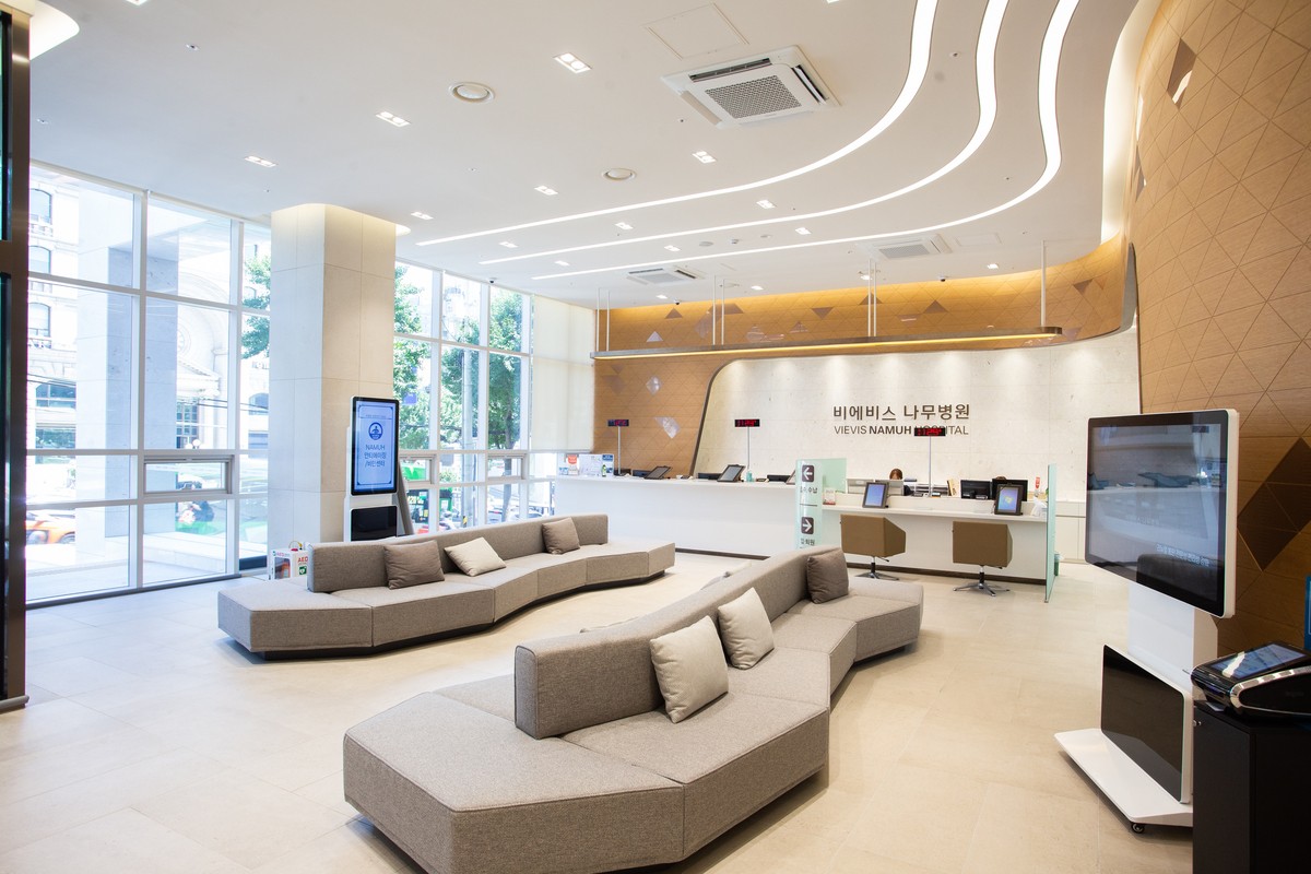 لماذا تُعدّ ألواح الفينيل الصلبة للجدران الخيار الأمثل لتصميمات المستشفيات الحديثة؟