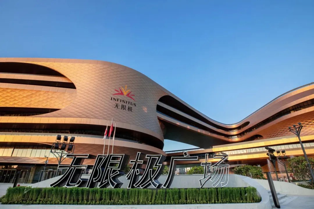 جولة في مكتب بينجر الجديد: حيث تُعيد الألواح المُطوّرة ذاتيًا تعريف مساحات العمل الحديثة