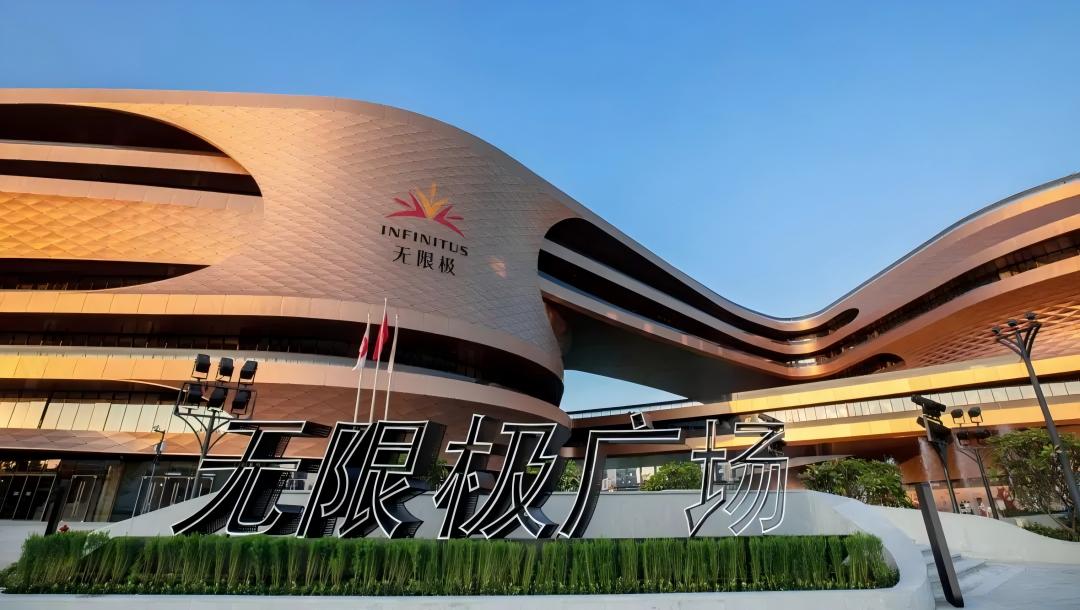 جولة في مكتب بينجر الجديد: حيث تُعيد الألواح المُطوّرة ذاتيًا تعريف مساحات العمل الحديثة