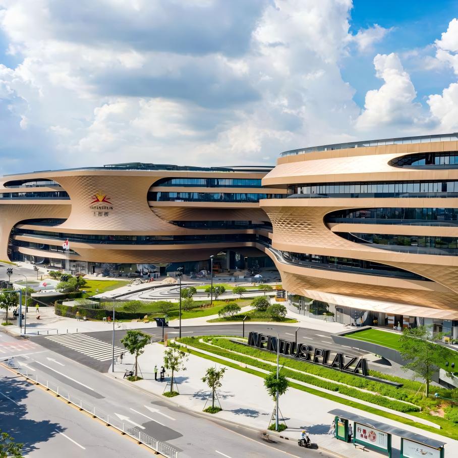 جولة في مكتب بينجر الجديد: حيث تُعيد الألواح المُطوّرة ذاتيًا تعريف مساحات العمل الحديثة